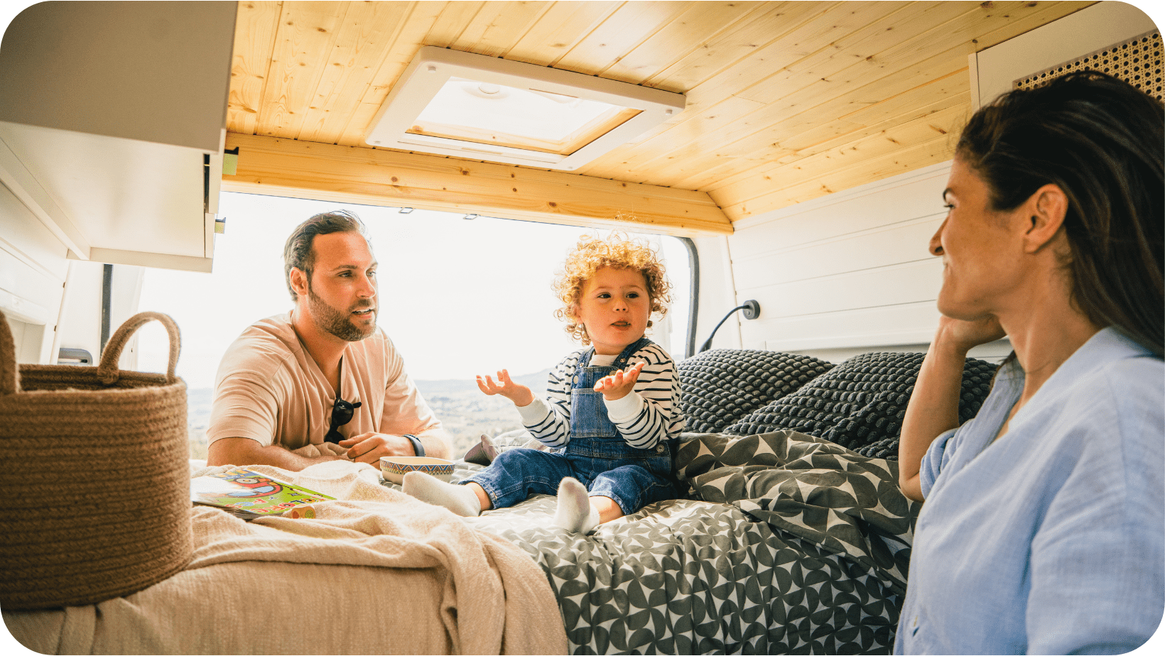 Vivir en una furgoneta camper_Una familia en el interior de la furgoneta camper.